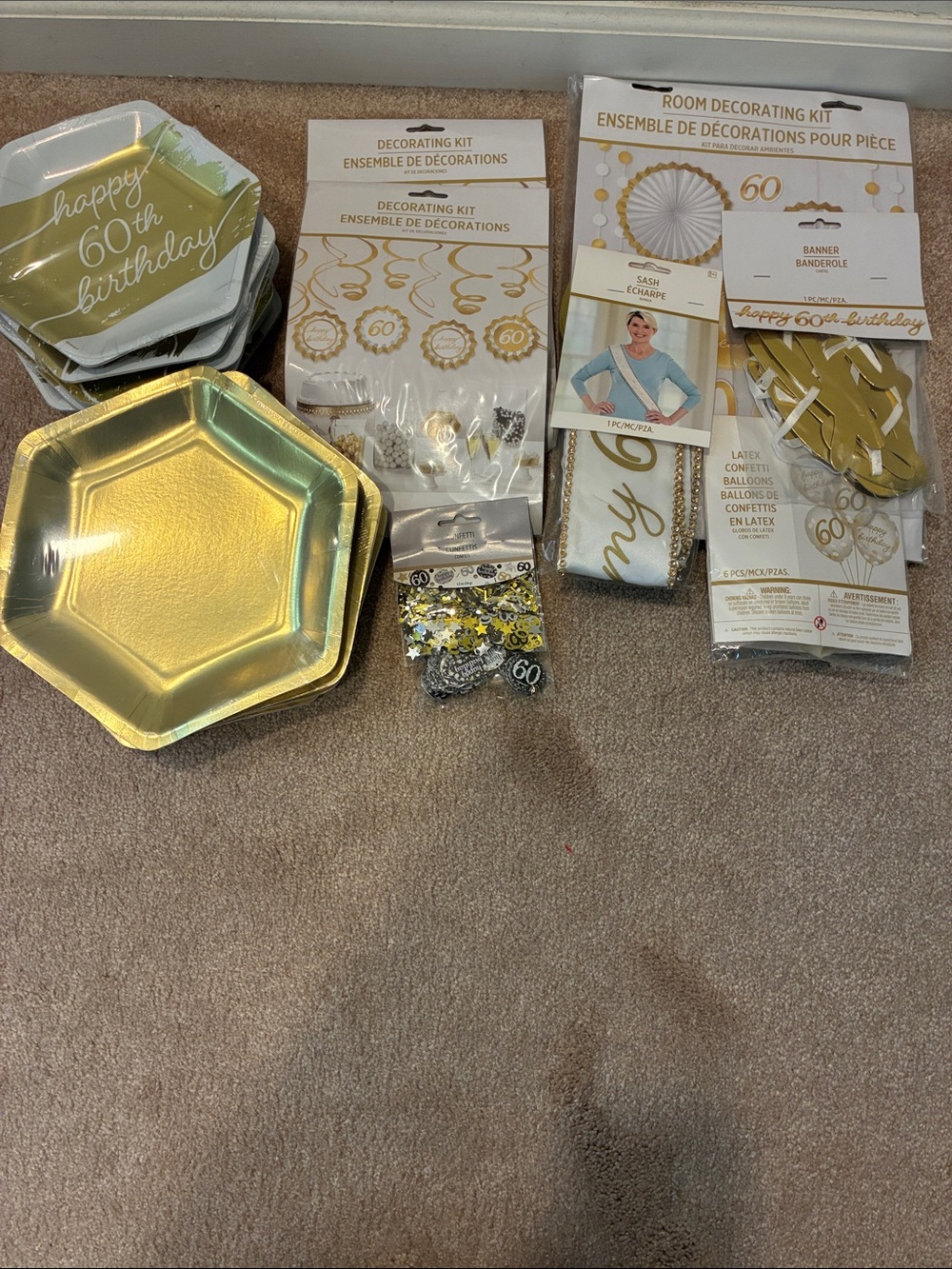 Gold 60th Birthday Party Decorating Kit - Premium Tableware & Decorations